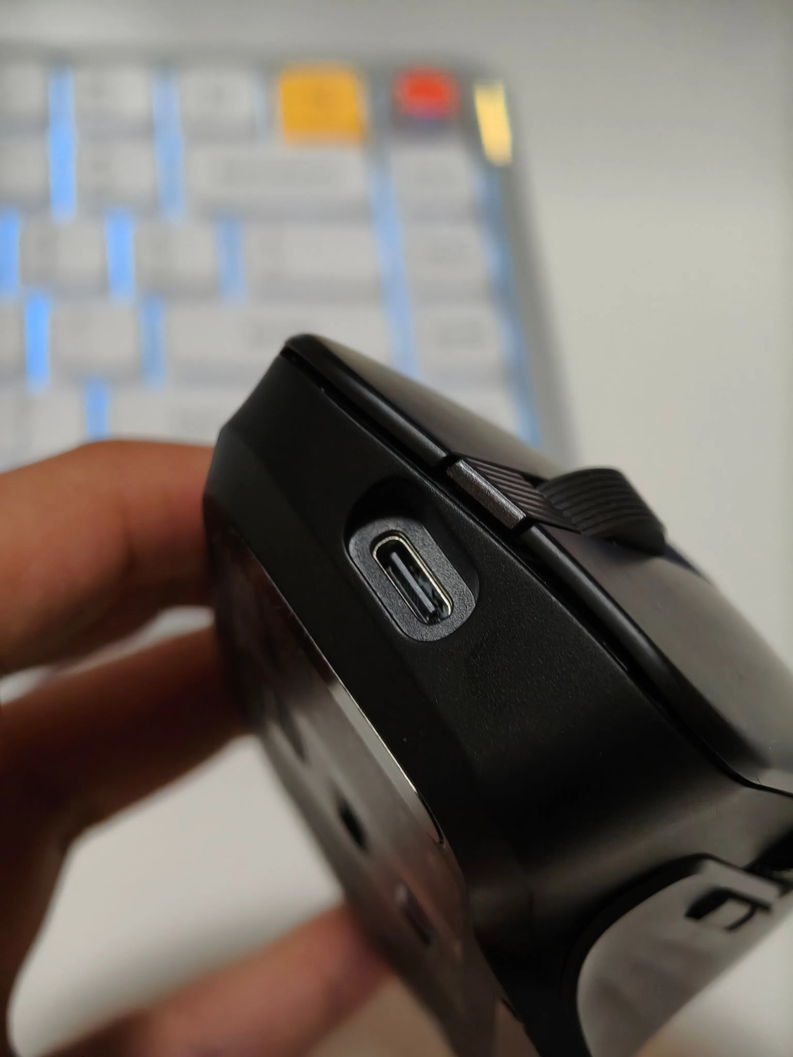 前端USB-C充电接口